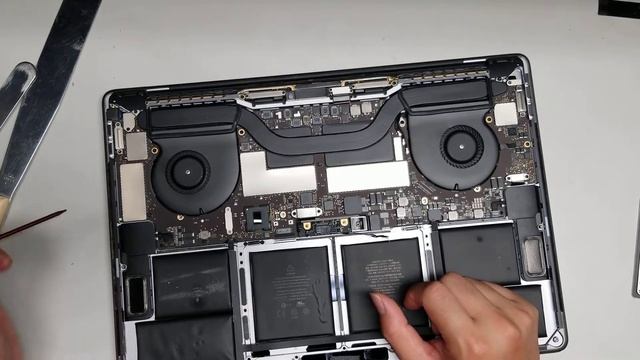 15" MacBook Pro A1707 Late 2016 Complete Disassembly Minus the Screen *I have other videos for that смотреть онлайн