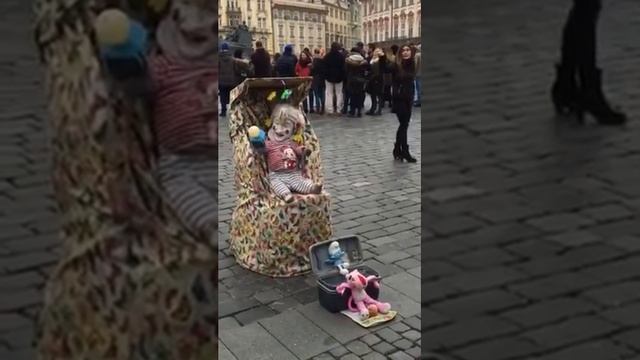 Уличный клоун "ребенок в коляске" (Староместская площадь, Прага) смотреть онлайн