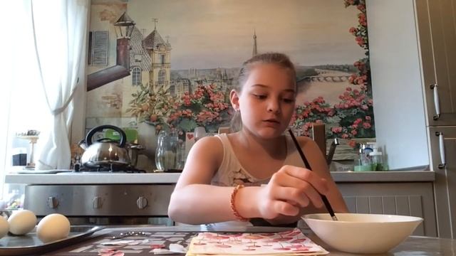 КРАСИМ ЯЙЦА НА ПАСХУ В ТЕХНИКЕ ДЕКУПАЖ смотреть онлайн