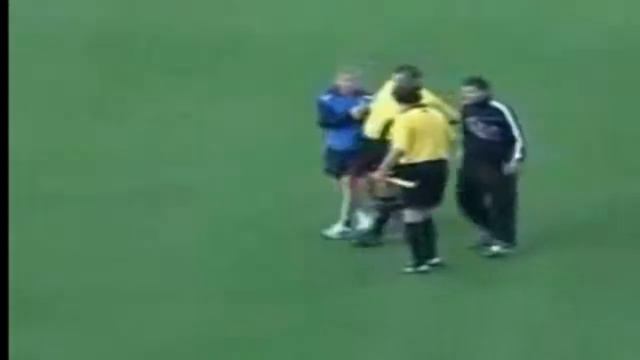 пьяный судья на футболе! Смотрите!