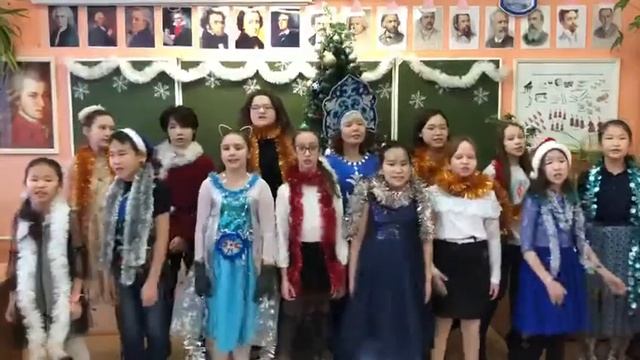 Снежинки спускаются с неба. смотреть онлайн