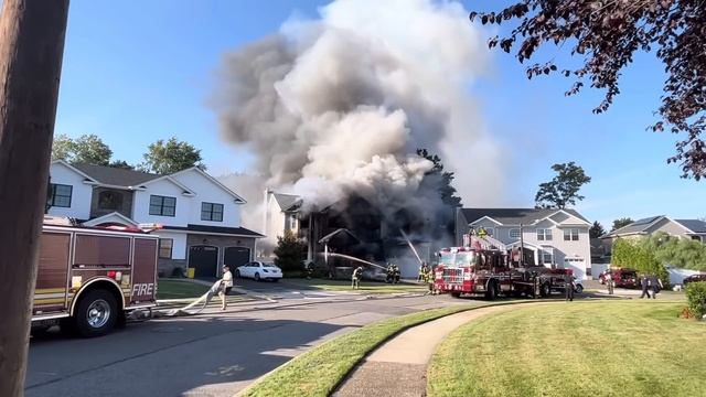 PRE-ARRIVAL AT FULLY INVOLVED HOUSE FIRE - SYOSSET NY смотреть онлайн