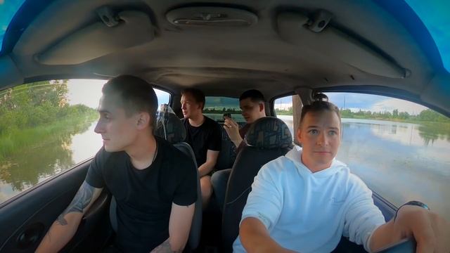 кто ПОСЛЕДНИЙ ВЫЛЕЗЕТ из ТОНУЩЕЙ МАШИНЫ - ПОЛУЧИТ 300.000 РУБЛЕЙ! ЧЕЛЛЕНДЖ смотреть онлайн