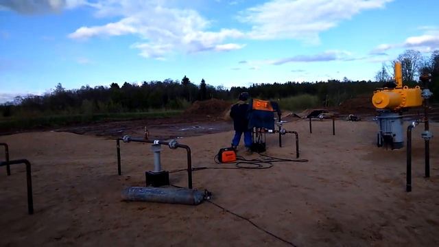 Работа кипит, укладка кабелей, сварка штуцеров. Крановый узел смотреть онлайн