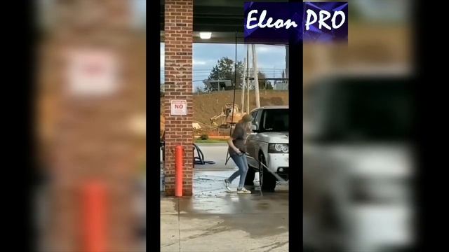 Смешной розыгрыш на автомойке. Парень прикололся над девушкой на мойке смотреть онлайн