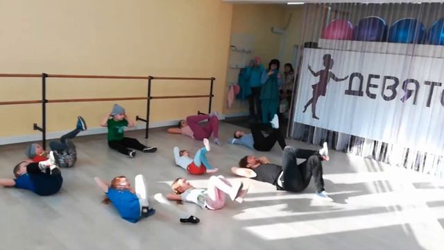 Выучили танец на первом занятии в группе смотреть онлайн