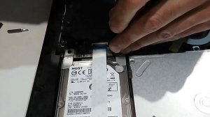 Как выкрутить слизанный винт из ноутбука