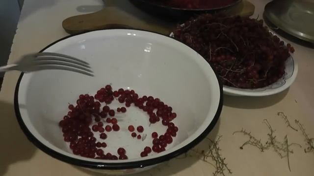 Как быстро отделить смородину от веточек смотреть онлайн