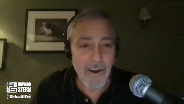 George Clooney Shares the Pranks He’s Pulled on Matt Damon, Brad Pitt, and Meryl Streep смотреть онлайн