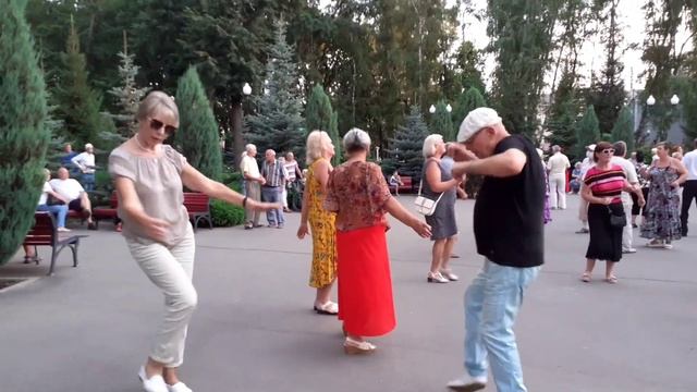 СИНЕГЛАЗАЯ МОЯ ТЫ НЕ ПРАВА! ТАНЦЫ В ПАРКЕ ГОРЬКОГО ХАРЬКОВ СЧАСТЛИВЫЕ ДНИ смотреть онлайн