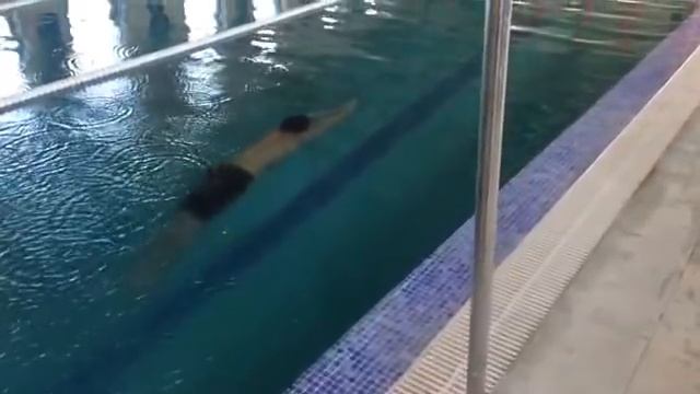 Учимся правильно нырять в басейне смотреть онлайн