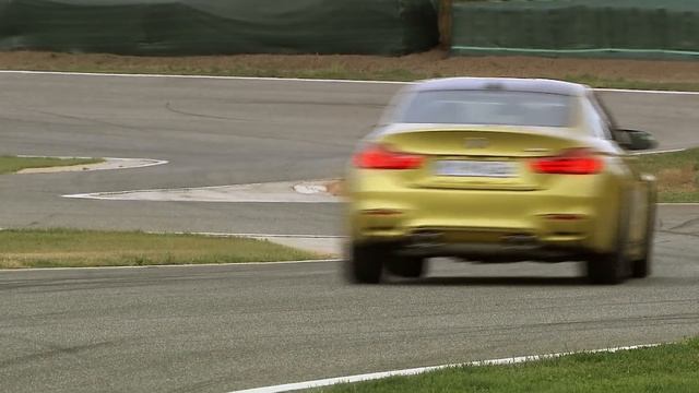 Driving Scenes: 2015 BMW M4 F82 смотреть онлайн