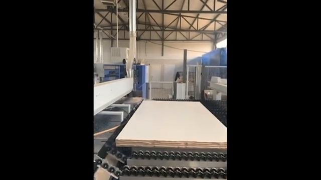 Автоматическая угловая форматно-обрезная линия Holzma смотреть онлайн