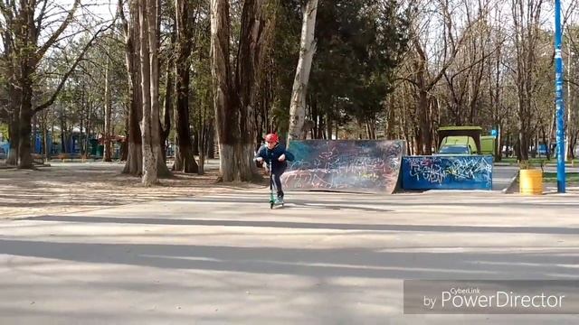 Скейт парк "таблетка". Трюки на самокате. смотреть онлайн