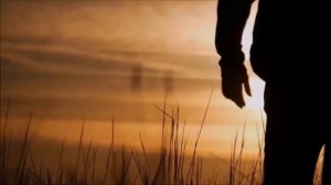 Футаж человек идет в закат