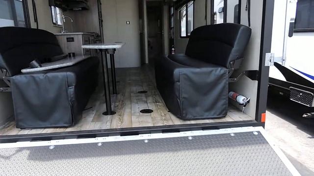 PACIFIC COACHWORKS TANGO 27FSB TOY HAULER смотреть онлайн