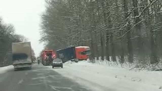 Фура в кювете