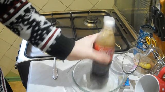 РАССКАЛЕННАЯ ВИЛКА в 1000 градусов VS COCA COLA смотреть онлайн
