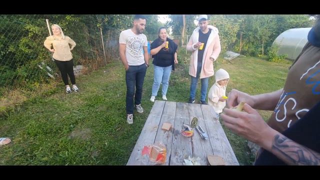 Пробуем сюрстрёмминг веселой компанией. Неудачный опыт открывания консервы. смотреть онлайн