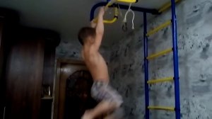 Мальчик шести лет сделал нечто на турнике! Подтянулся 15 раз!