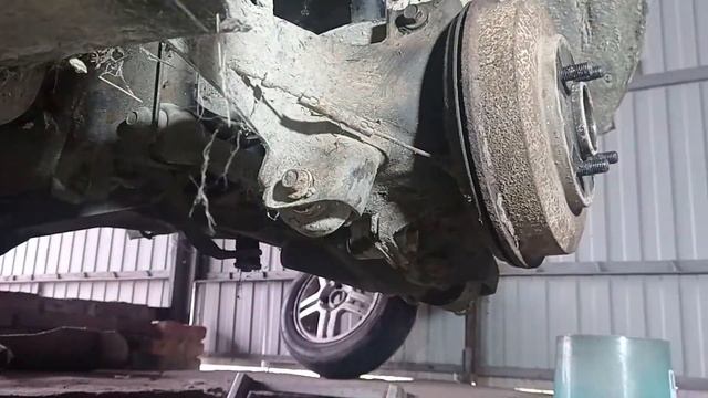 Как снять рычаг задней подвески нижний поперечный прямой Ford Focus 1 седан #RAZNOBOY #фордфокус1 смотреть онлайн