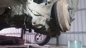 Как снять рычаг задней подвески нижний поперечный прямой Ford Focus 1 седан #RAZNOBOY #фордфокус1