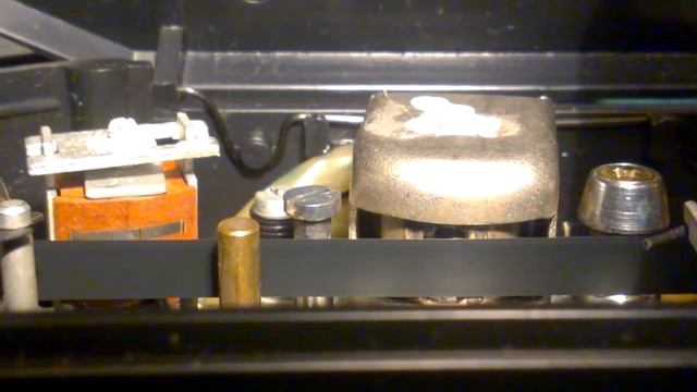 Прохождение магнитной ленты в лентопротяжном тракте магнитофона Комета-212 смотреть онлайн