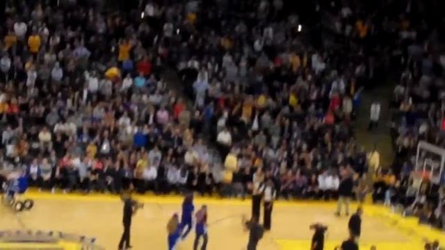 Sergio Romo throws t-shirts into Oracle Arena crowd смотреть онлайн