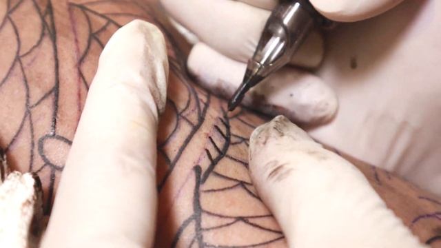HOW TO MAKE A FULL SLEEVE TATTOO || HOW TO OUTLINE & APPLY STENCIL || VLOG 84 || TATTOO TIME LAPSE смотреть онлайн