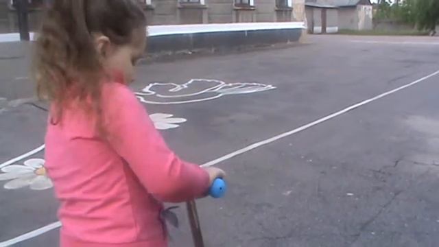 УЧИМСЯ КАТАТЬСЯ НА САМОКАТЕ смотреть онлайн