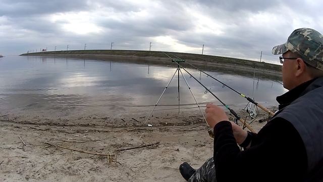 ЛОВЛЯ КАРАСЯ НА ФИДЕР НА ДНЕПРЕ\УБИЙЦА КАРАСЯ смотреть онлайн