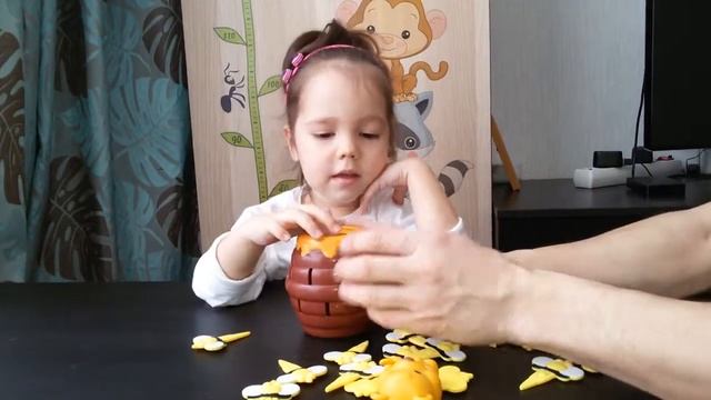 Настольная игра "Прыгающий медведь БоБ" Пчелы против медведя Jumping BOB ONE TWO FUN смотреть онлайн