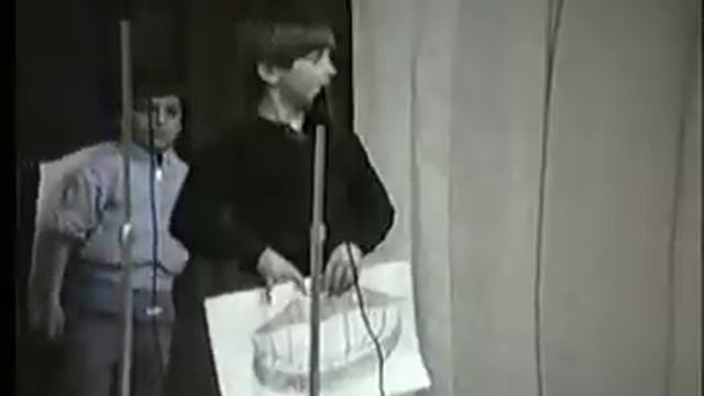 kid pees his pants on stage смотреть онлайн