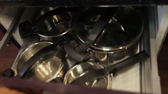Показываем уютную индивидуальную кухню для всей семьи с ультраглянцевыми фасадами смотреть онлайн