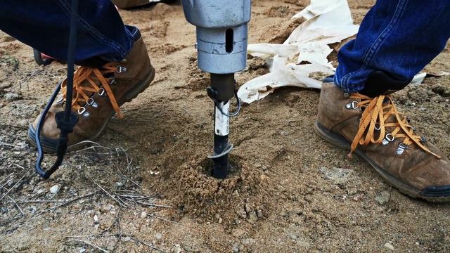 Žemės grąžtu skylės pragręžimas, kad būtų lengviau įsukti sraigtinį pamatą смотреть онлайн