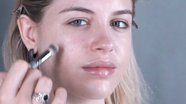 Ролик для соц.сетей косметического бренда MAQPRO (Нанесение тона) смотреть онлайн