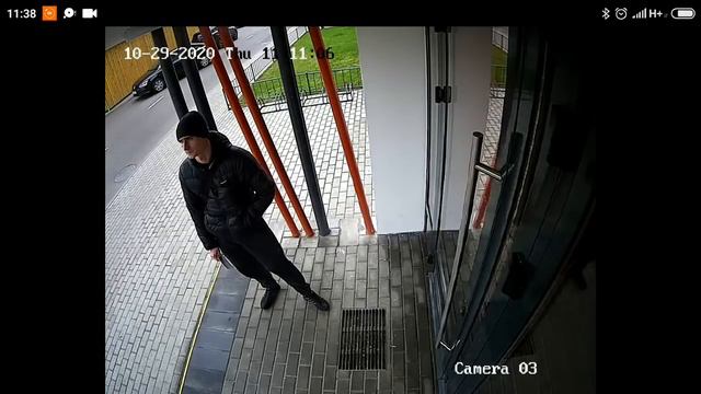 Неизвестный бьет парня в лицо в Зеленом Бору смотреть онлайн