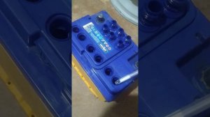 Самый простой способ проверки уровня электролита в аккумуляторе .