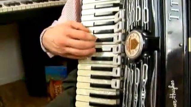 Play a Blues Scale in G Major on the Accordion смотреть онлайн