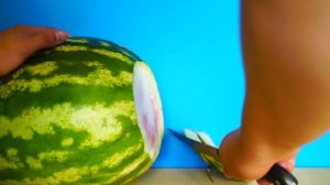 Как зделать арбузный сок с краником?? Жилейные яйца делают сок из арбуза!