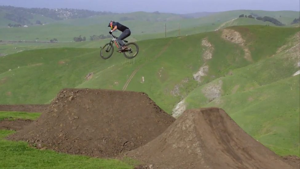 Байкинг в очень живописном месте смотреть онлайн