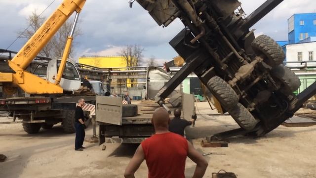 Два автокрана поднимают завалившийся автокран Урал, Калуга смотреть онлайн