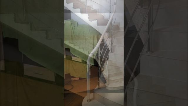 Ограждение лестницы из нержавейки с поручнем из ПВХ, с ригелями "волна" с шариками на концах. смотреть онлайн