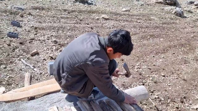Operator man with courage. He fixes the shelter for Bita and her eight-month-old sister смотреть онлайн