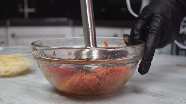 Готовим итальянскую закуску при помощи погружного блендера BBK KBH1017 смотреть онлайн