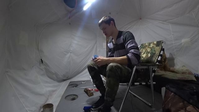 Дом на льду! Ловится разная рыба. Зимняя рыбалка с ночевкой смотреть онлайн