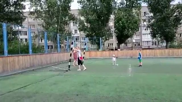 Футбольные ворота, которые падают на детей возле одной из школ, временно уберут ч.1 смотреть онлайн