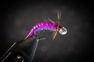 Мушка на хариуса. Фиолетовая с розовыми биотами