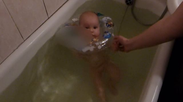 плавание младенца с надувным кругом - купання дитини із надувним кругом - baby swimming смотреть онлайн