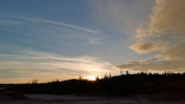 Потрясающий закат на побережье Мурманской области попал на видео смотреть онлайн